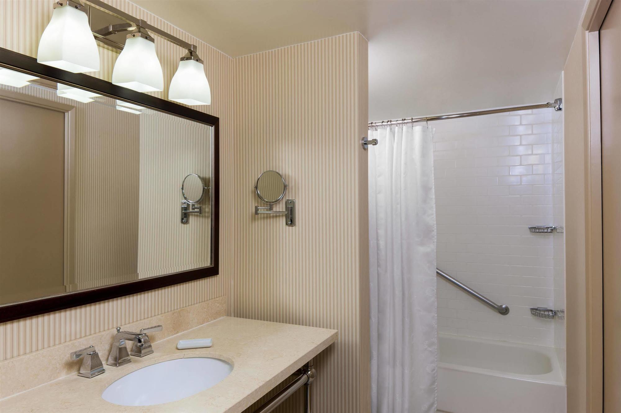 Sheraton Suites Market Center Dallas Exteriör bild